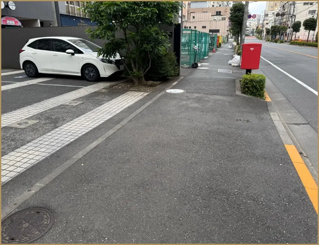 20秒ほどで赤い郵便ポストが見えてきます。