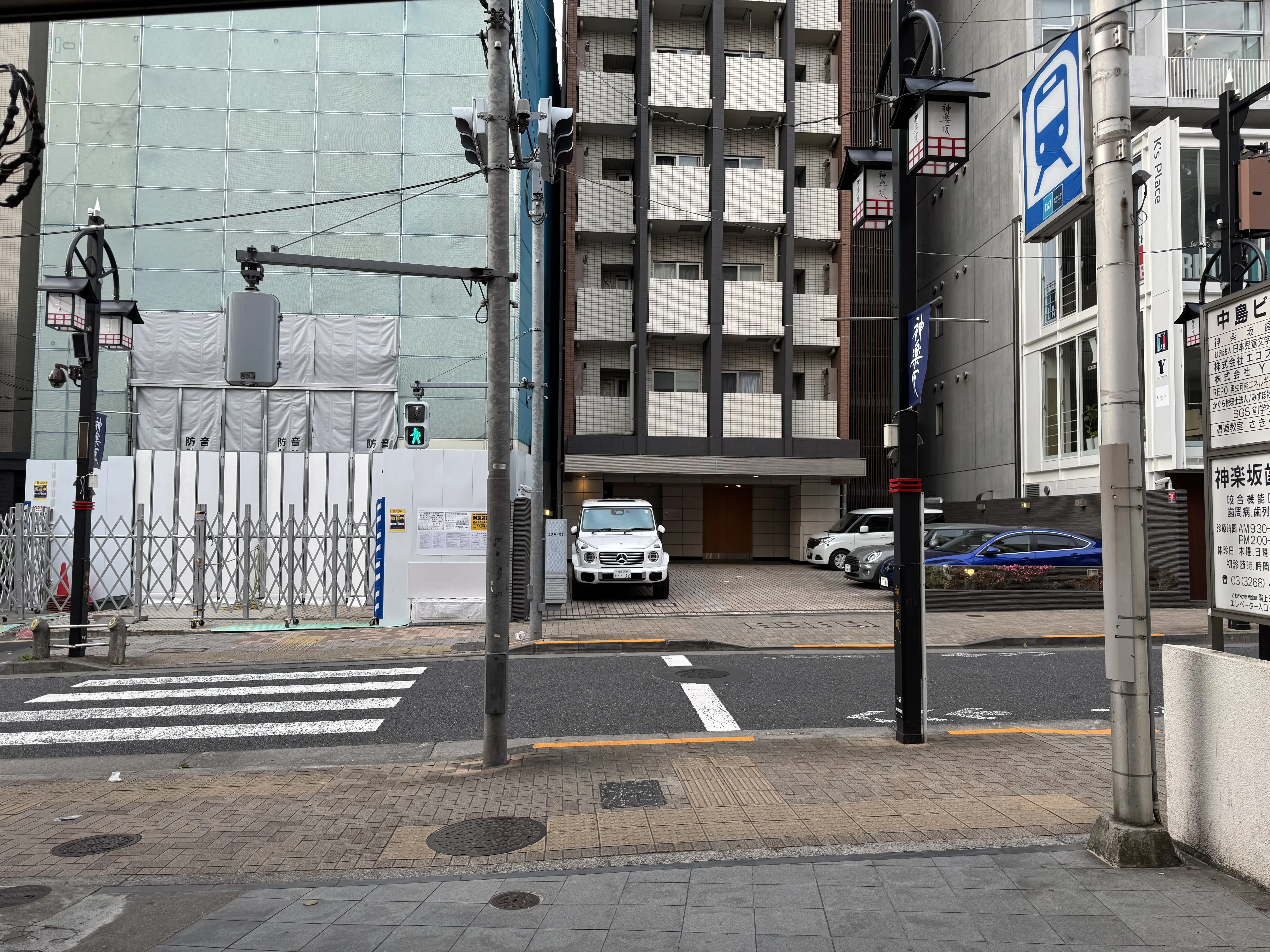 出口を出ましたら左手に進みます。