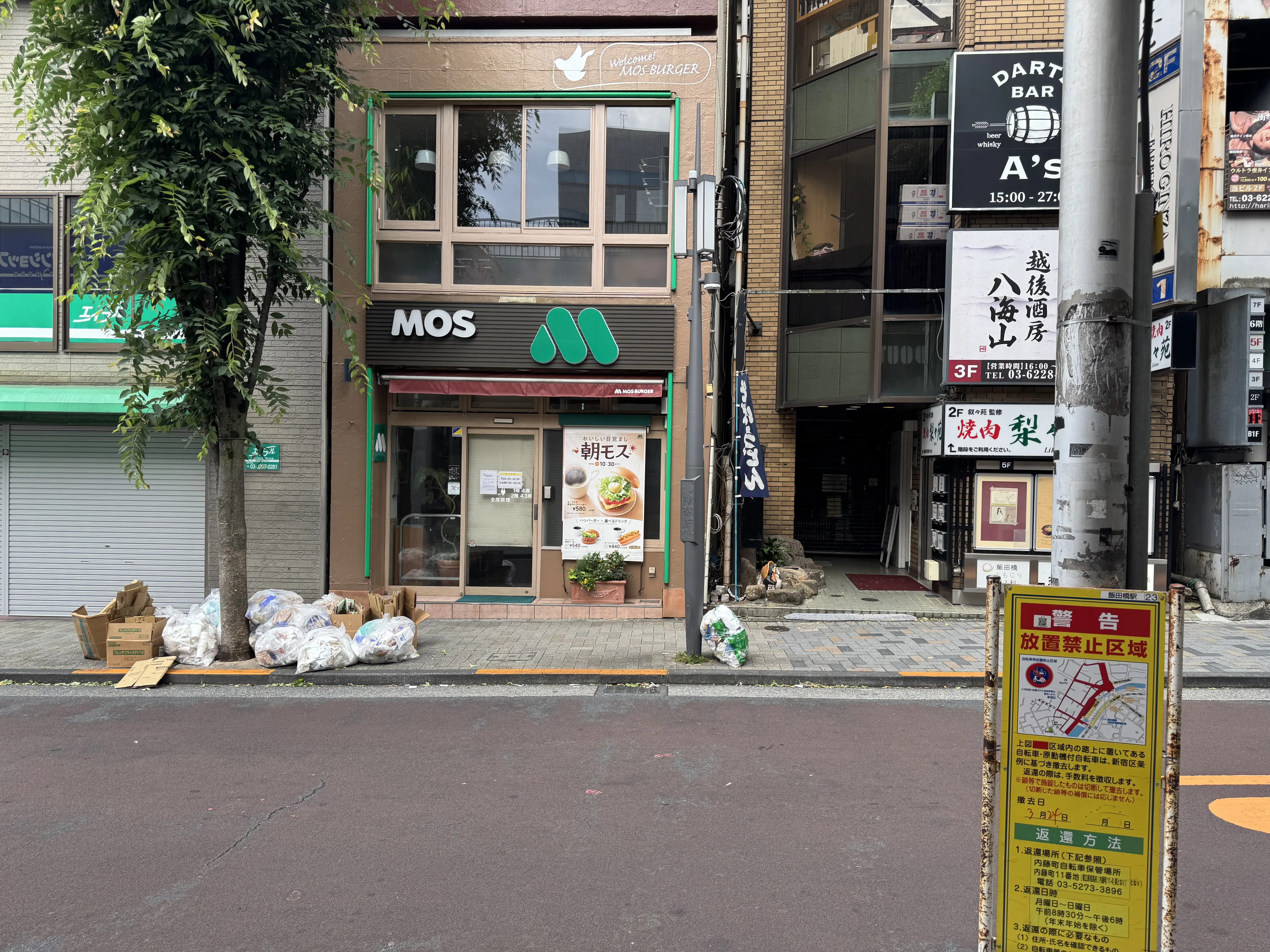 出口を出ましたら右手に進みます。